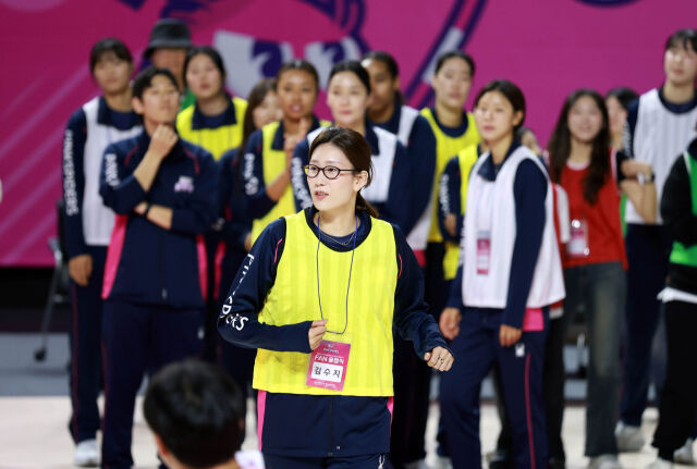 흥국생명 주장 김수지가 지난 24일 열린 팬과 함께 하는 출정식 행사에 참석해 팀 동료들, 팬들과 함께 레크레이션을 진행하고 있다./흥국생명 핑크스파이더스 제공