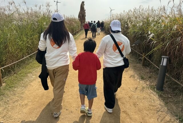 지난 16일 교촌에프앤비 ‘바르고 봉사단’이 서울 마포구 상암동에 위치한 하늘공원에서 서울구산초등학교·서울방화초등학교 특수학급 학생들과 가을맞이 야외 체험학습을 진행하고 있다. /교촌에프앤비