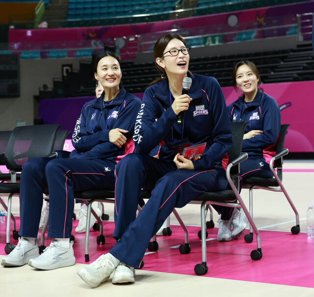 흥국생명 미들블로커 김수지가 지난 24일 열린 팬과 함께 하는 출정식 행사에서 팬들의 질문에 답하고 있다./흥국생명 핑크스파이더스 제공