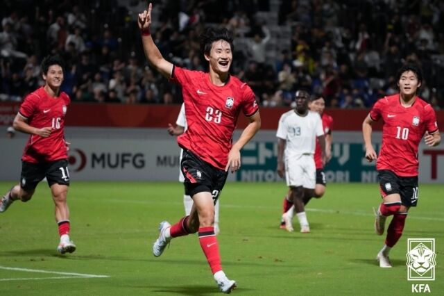 신민하가 2026 아이치·나고야 아시안게임 남자 축구 조별예선 사우디아라비아와의 맞대결에서 득점한 뒤 세리머니하고 있다./대한축구협회 제공