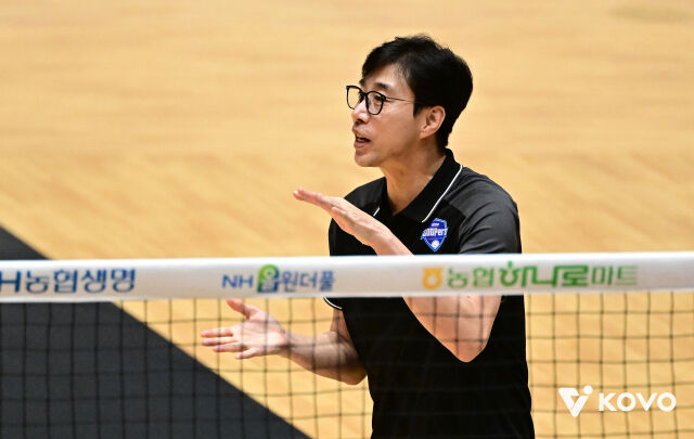 SOOP 수퍼스의 초대 사령탑인 김세진 감독이 13일 여수 진남체육관에서 열린 2026 여수·NH농협컵 프로배구대회 여자부 정관장전에서 지시를 내리고 있다./한국배구연맹 제공
