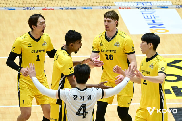 KB손해보험이 10월 20일 여수 진남체육관에서 열린 2026 여수·NH농협컵 프로배구대회 우리카드전에서 포효하고 있다./한국배구연맹 제공