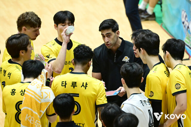 이사나예 라미레스 감독이 20일 여수 진남체육관에서 열린 2026 여수·NH농협컵 프로배구대회 우리카드전에서 작전타임을 갖고 있다./한국배구연맹 제공