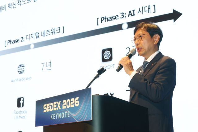 안현 SK하이닉스 개발총괄 사장. 사진은 지난 14일 서울 강남구 코엑스에서 열린 제28회 반도체대전(SEDEX 2026) 키노트 스피치에서 'AI 시대, 메모리 혁신의 방향을 묻다'를 주제로 기조강연하고 있는 모습. /뉴시스