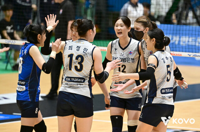 IBK기업은행이 지난 10월 여수 진남체육관에서 열린 2026 여수·NH농협컵 프로배구대회 한국도로공사와의 경기에서 득점에 성공했다./한국배구연맹 제공