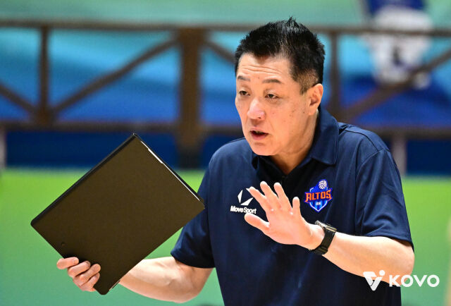 IBK기업은행 마나베 마사요시 감독이 지난 10월 여수 진남체육관에서 열린 2026 여수·NH농협컵 프로배구대회 정관장과의 경기에서 지시를 하고 있다./한국배구연맹 제공