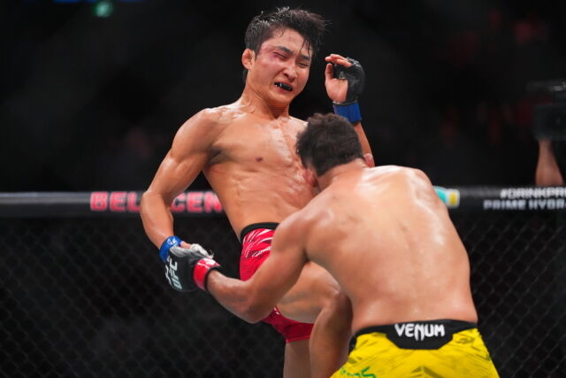 이정영(왼쪽)이 2025년 5월 다니엘 산토스와 경기에서 니킥을 날리고 있다. /UFC 제공