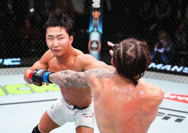 2024년 2월 블레이크 빌더(오른쪽)와 경기에서 펀치를 내뻗는 이정영. /UFC 제공