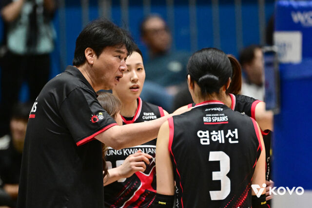 정관장 권순찬 감독이 11일 여수 진남체육관에서 열린 2026 여수·NH농협컵 프로배구대회 흥국생명전에서 선수들에게 지시를 내리고 있다./한국배구연맹 제공