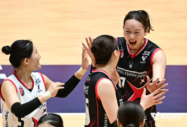 정관장의 새 아시아쿼터 선수인 종휘가 13일 여수 진남체육관에서 열린 2026 여수·NH농협컵 프로배구대회 SOOP 수퍼스와 경기에서 미소를 짓고 있다./한국배구연맹 제공