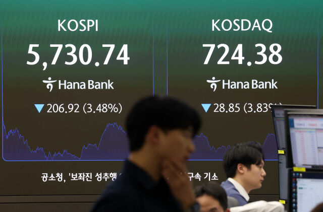 30일 서울 중구 하나은행 딜링룸에서 딜러들이 업무를 보고 있다. /뉴시스