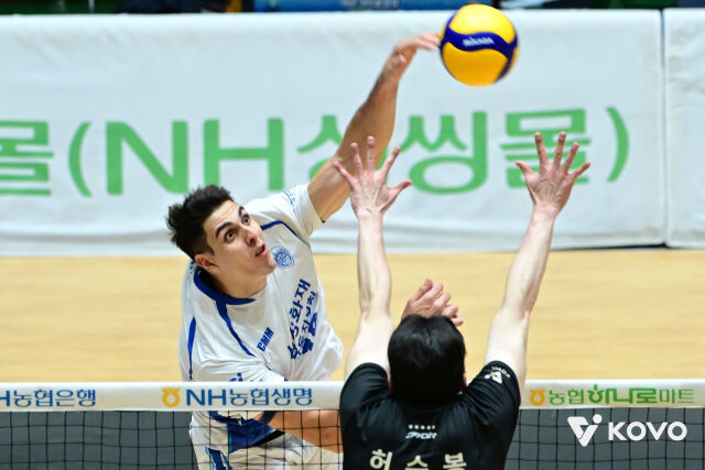 삼성화재 호키가 지난 20일 열린 2026 프로배구 컵대회 현대캐피탈과 조별리그 도중 허수봉을 앞에 두고 스파이크를 시도하고 있다./한국배구연맹(KOVO) 제공