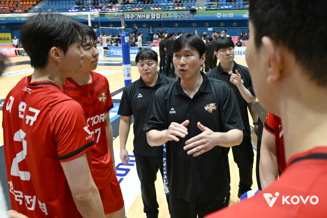 석진욱 한국전력 감독이 지난 24일 열린 2026 프로배구 컵대회 현대캐피탈과 준결승 도중 세터 이민규와 함께 이야기를 나누고 있다./한국배구연맹(KOVO) 제공