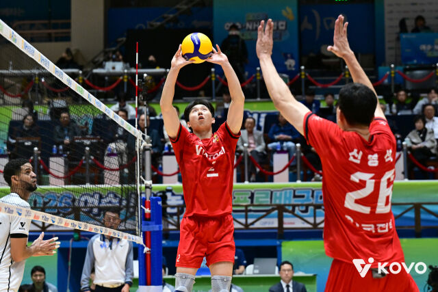 한국전력 세터 이민규가 지난 24일 열린 2026 프로배구 컵대회 현대캐피탈과 준결승 도중 미들블로커 신영석과 속공을 시도하고 있다./한국배구연맹(KOVO) 제공