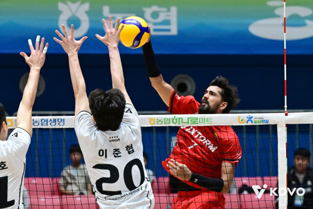 한국전력 아시아쿼터 선수인 우스만이 지난 24일 열린 2026 프로배구 컵대회 현대캐피탈과 준결승 도중 공격을 시도하고 있다./한국배구연맹(KOVO) 제공