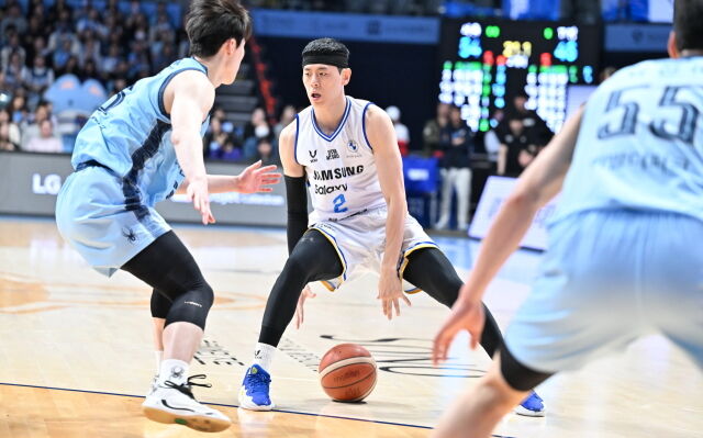 이관희(서울 삼성)가 30일 고양소노아레나에서 열린 2026-2027 KCC 프로농구 1라운드 고양 소노와의 맞대결에서 드리블을 하고 있다./KBL 제공