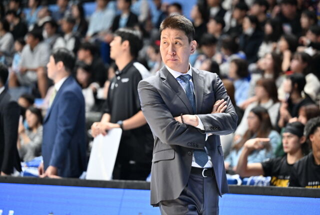 김상식 서울 삼성 감독이 30일 고양소노아레나에서 열린 2026-2027 KCC 프로농구 1라운드 고양 소노와의 맞대결에서 코트를 지켜보고 있다./KBL 제공