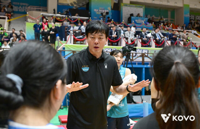GS칼텍스 이영택 감독이 지난 10월 여수 진남체육관에서 열린 2026 여수·NH농협컵 프로배구대회 한국도로공사와의 경기에서 지시를 하고 있다./한국배구연맹 제공