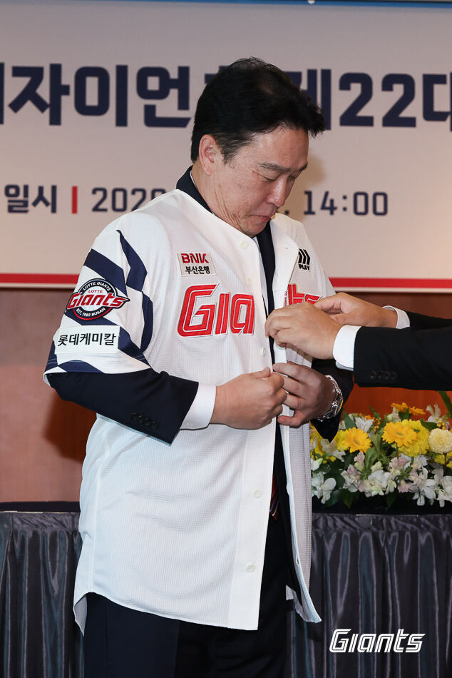 이동욱 롯데 자이언츠 감독이 31일 공식 취임식을 가졌다. 취임식에서 이 감독이 롯데 유니폼을 착용하고 있다./롯데 자이언츠 제공