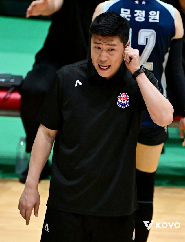 한국도로공사 김영래 감독이 지난 10월 여수 진남체육관에서 열린 2026 여수·NH농협컵 프로배구대회 GS칼텍스와의 경기를 지휘하고 있다./KOVO 제공