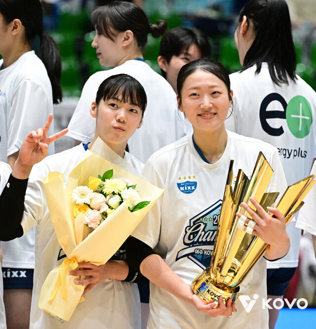 GS칼텍스 유서연(왼쪽)과 권민지가 지난 10월 여수 진남체육관에서 열린 2026 여수·NH농협컵 프로배구대회 웅승을 차지하며 기념 촬영을 하고 있다./KOVO 제공