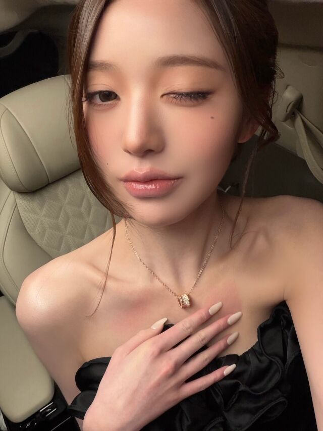 장원영이 인형 같은 비주얼을 뽐낸 가운데, 팬들을 향해 남긴 의미심장한 문구가 눈길을 끌고 있다. / 장원영 SNS