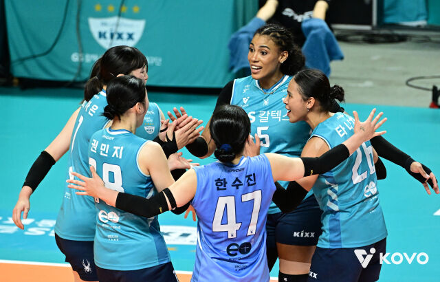 GS칼텍스가 31일 오후 4시 장충체육관에서 펼쳐진 한국도로공사와의 ‘HK흥국금융 2026~2027 V-리그’ 1라운드 개막전에서 기뻐하고 있다./KOVO 제공