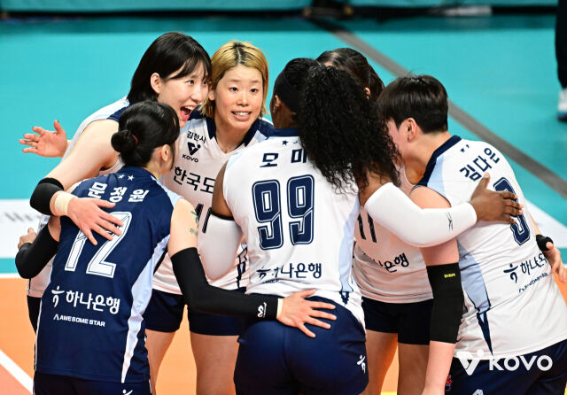 한국도로공사가 31일 오후 4시 장충체육관에서 펼쳐진 GS칼텍스와의 ‘HK흥국금융 2026~2027 V-리그’ 1라운드 개막전에서 기뻐하고 있다./KOVO 제공