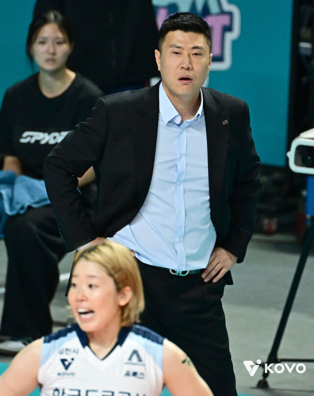 한국도로공사 김영래 감독이 31일 오후 4시 장충체육관에서 펼쳐진 GS칼텍스와의 ‘HK흥국금융 2026~2027 V-리그’ 1라운드 개막전을 지켜보고 있다./KOVO 제공