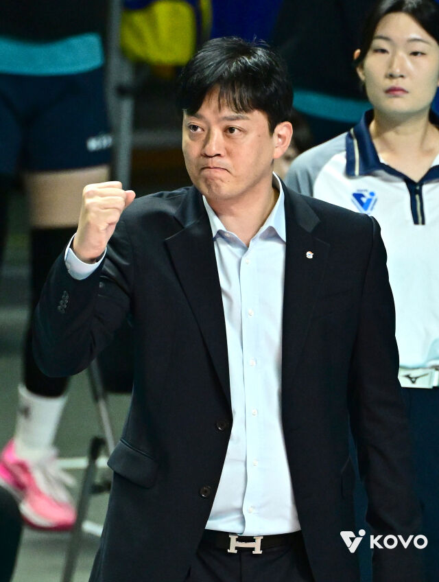 GS칼텍스 이영택 감독이 31일 오후 4시 장충체육관에서 펼쳐진 GS칼텍스와의 ‘HK흥국금융 2026~2027 V-리그’ 1라운드 개막전에서 기뻐하고 있다./KOVO 제공