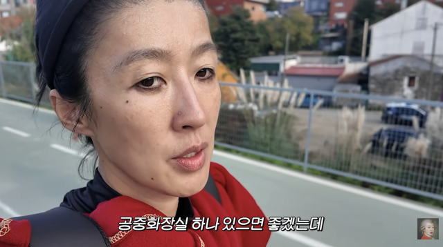 홍진경이 산티아고 순례길에서 예상치 못한 돌발 상황을 겪으며 웃지 못할 에피소드를 공개했다. / 유튜브 채널 '공부왕찐천재 홍진경'