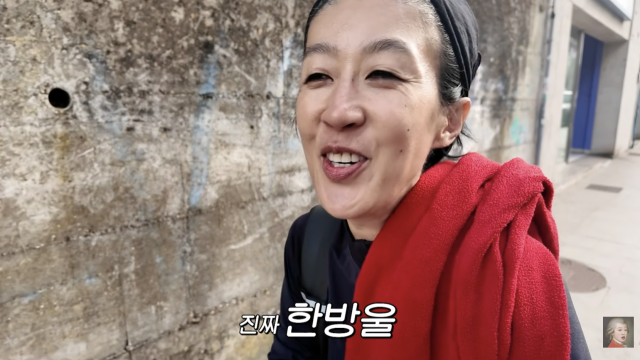 홍진경이 산티아고 순례길에서 예상치 못한 돌발 상황을 겪으며 웃지 못할 에피소드를 공개했다. / 유튜브 채널 '공부왕찐천재 홍진경'